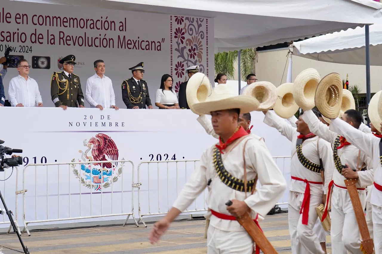 Rutilio Escandón presencia desfile cívico por el 114 Aniversario del inicio de la Revolución Mexicana