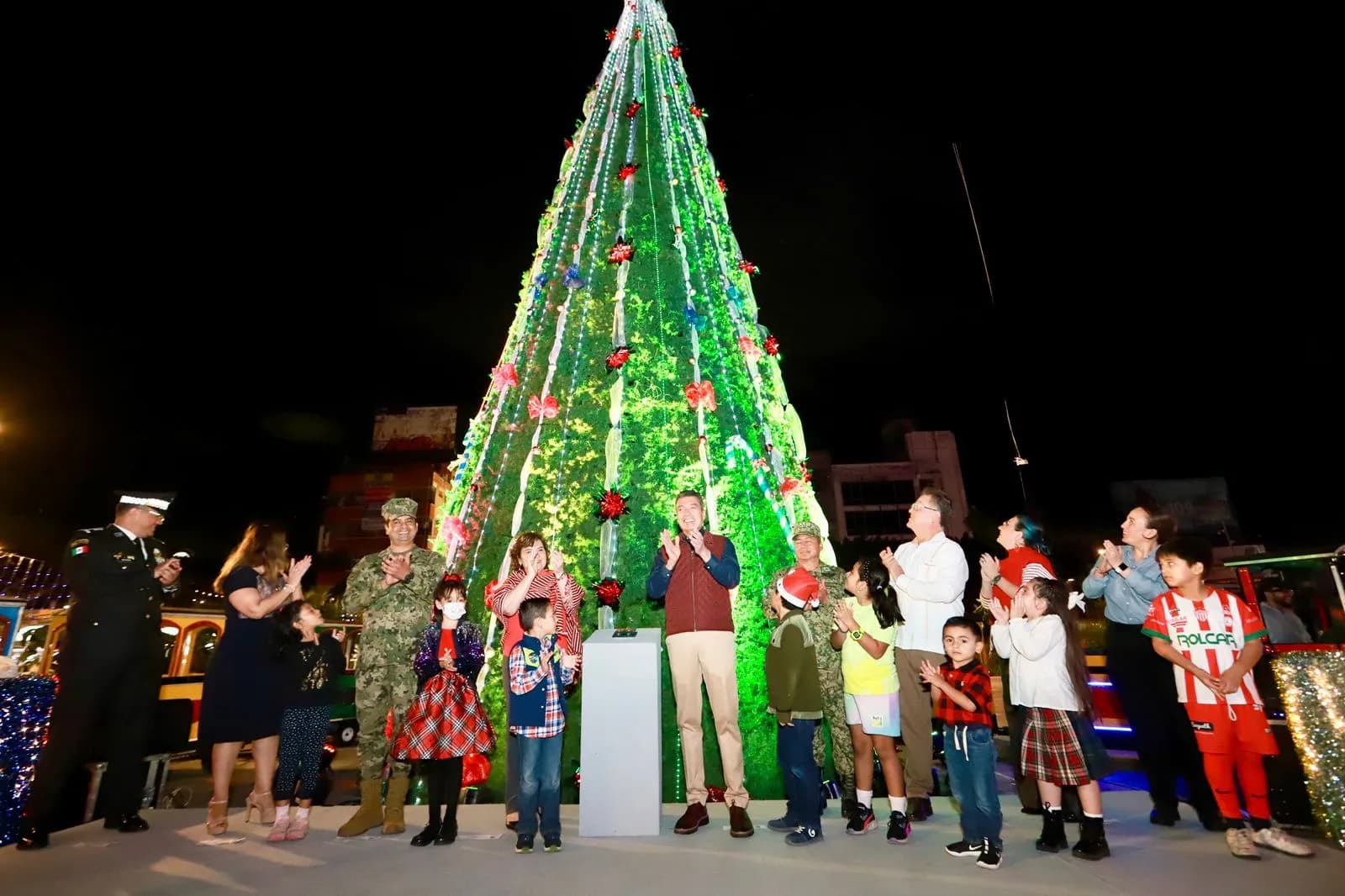 Rutilio Escandón realiza el encendido del Árbol de Navidad en la Explanada del Parque Central de Tuxtla Gutiérrez