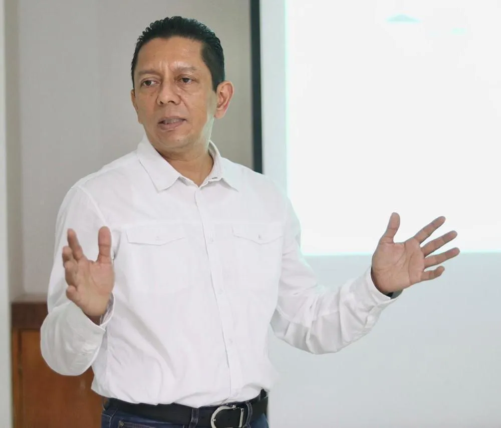 Reconoce Llaven Abarca profesionalismo del personal de salud para combatir el COVID-19