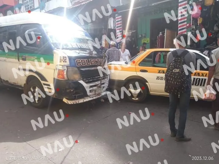 4 heridos deja un accidente de combi en el centro de Tapachula