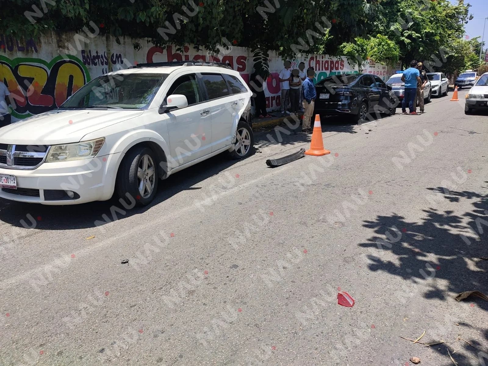 Conductor pierde el control y se estrella contra vehículo estacionado en Tapachula