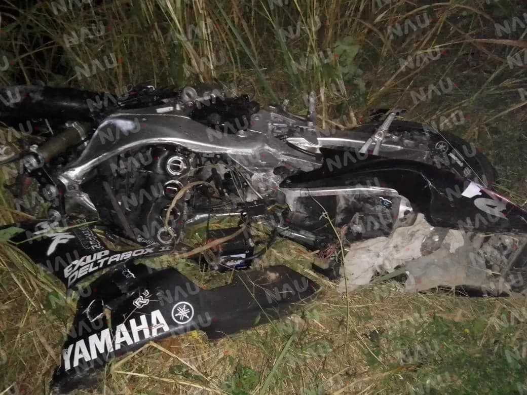 Un motociclista falleció al impactarse en la parte trasera de un vehículo que estaba estacionado en el acotamiento de la carretera
