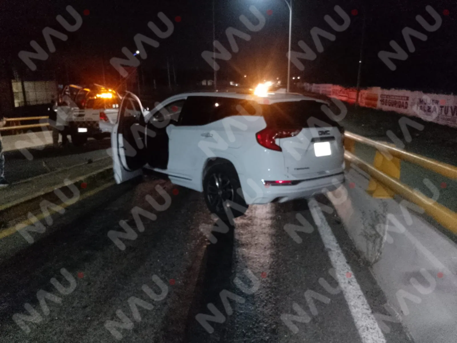 Camioneta queda destrozada tras fuerte choque en el Libramiento Surponiente; conductor abandona la unidad