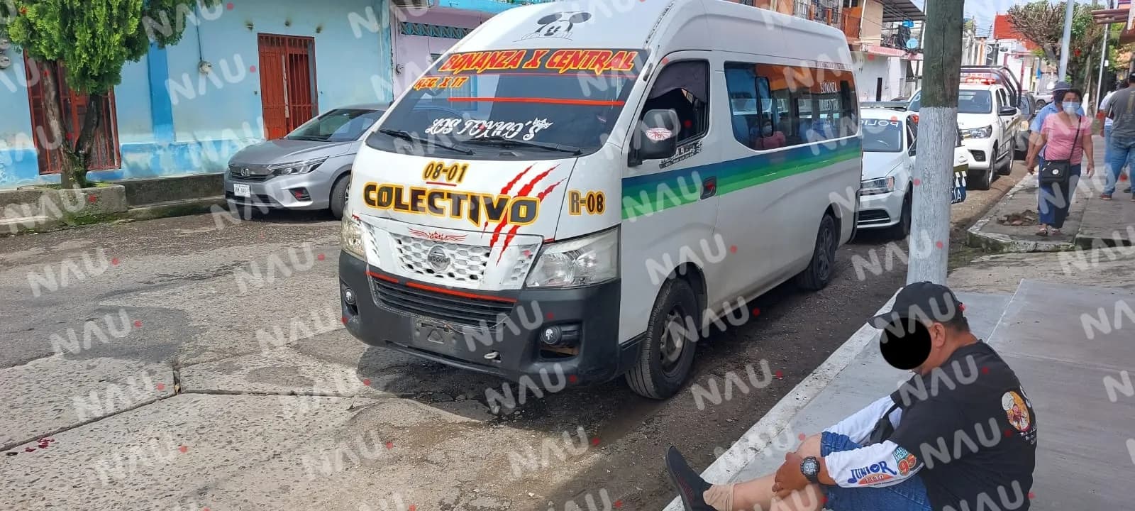 Repartidor de mandaditos embestido por colectiva