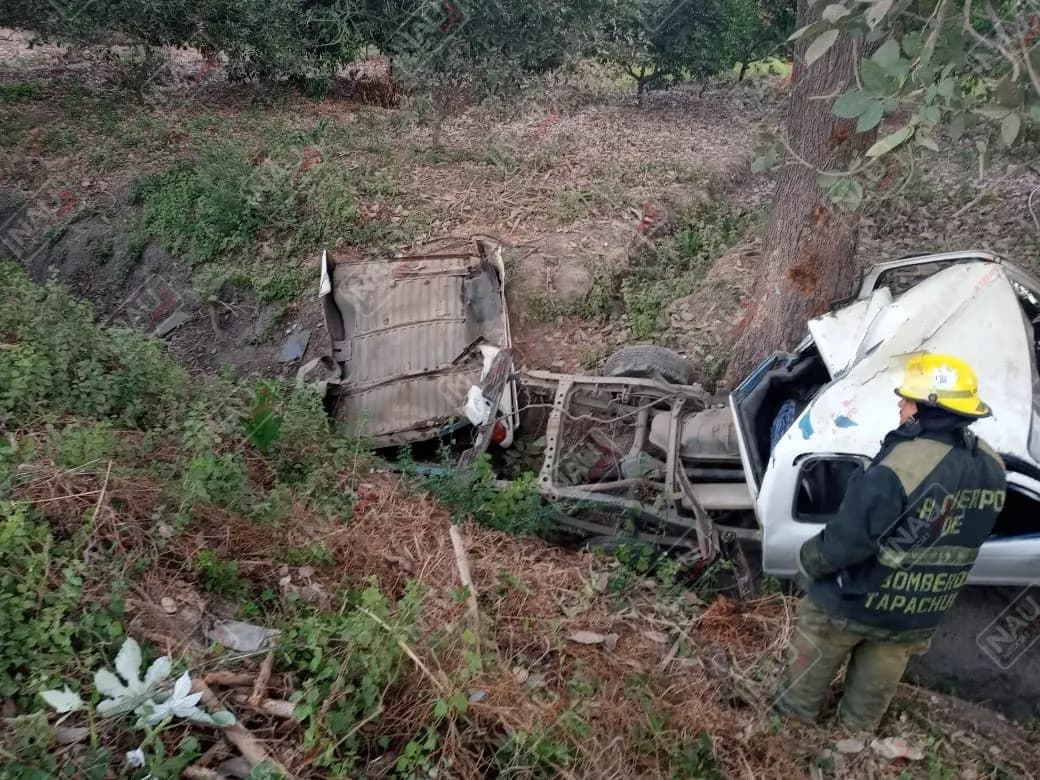 Dos lesionados en volcadura