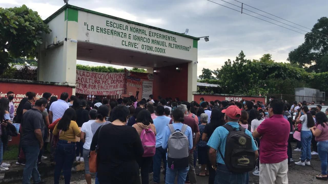 246 alumnos compiten para ingresar a la escuela normal de Tuxtla Chico.
