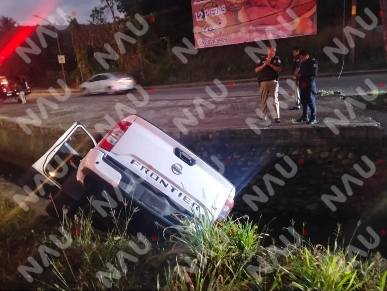 Camioneta cae a dren pluvial en el Libramiento Sur de Tapachula; solo deja daños materiales