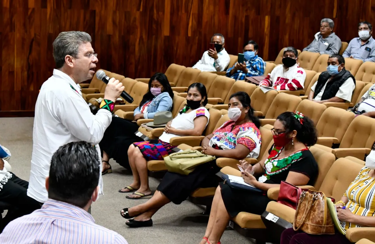 Escucha Ismael Brito a integrantes de la Gubernatura Indígena