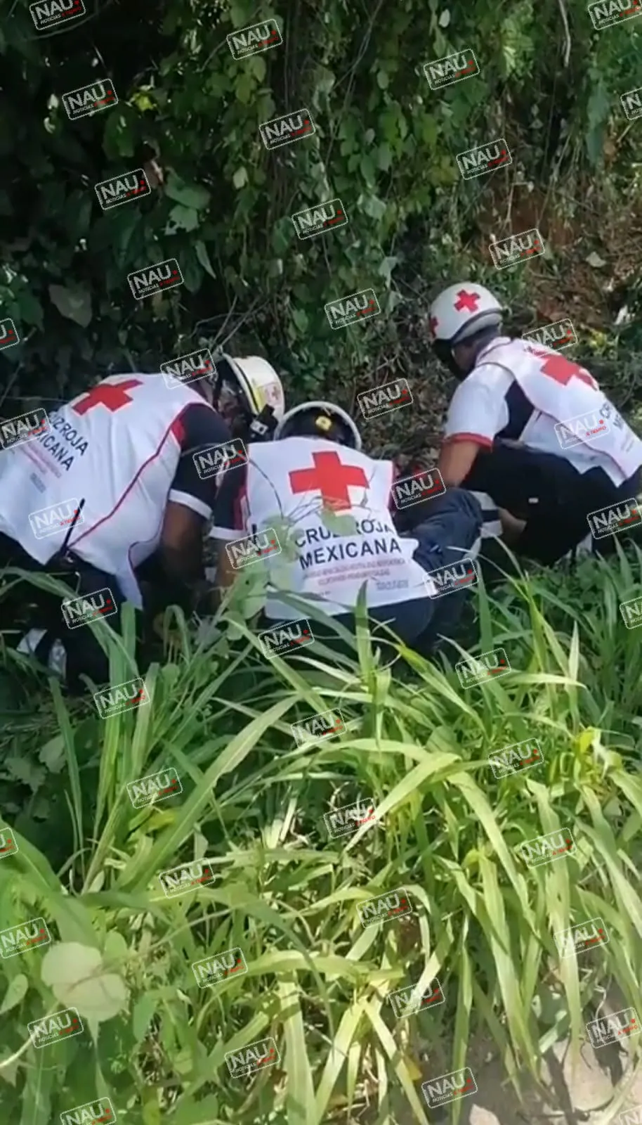 Joven se cae de un vehículo en movimiento.
