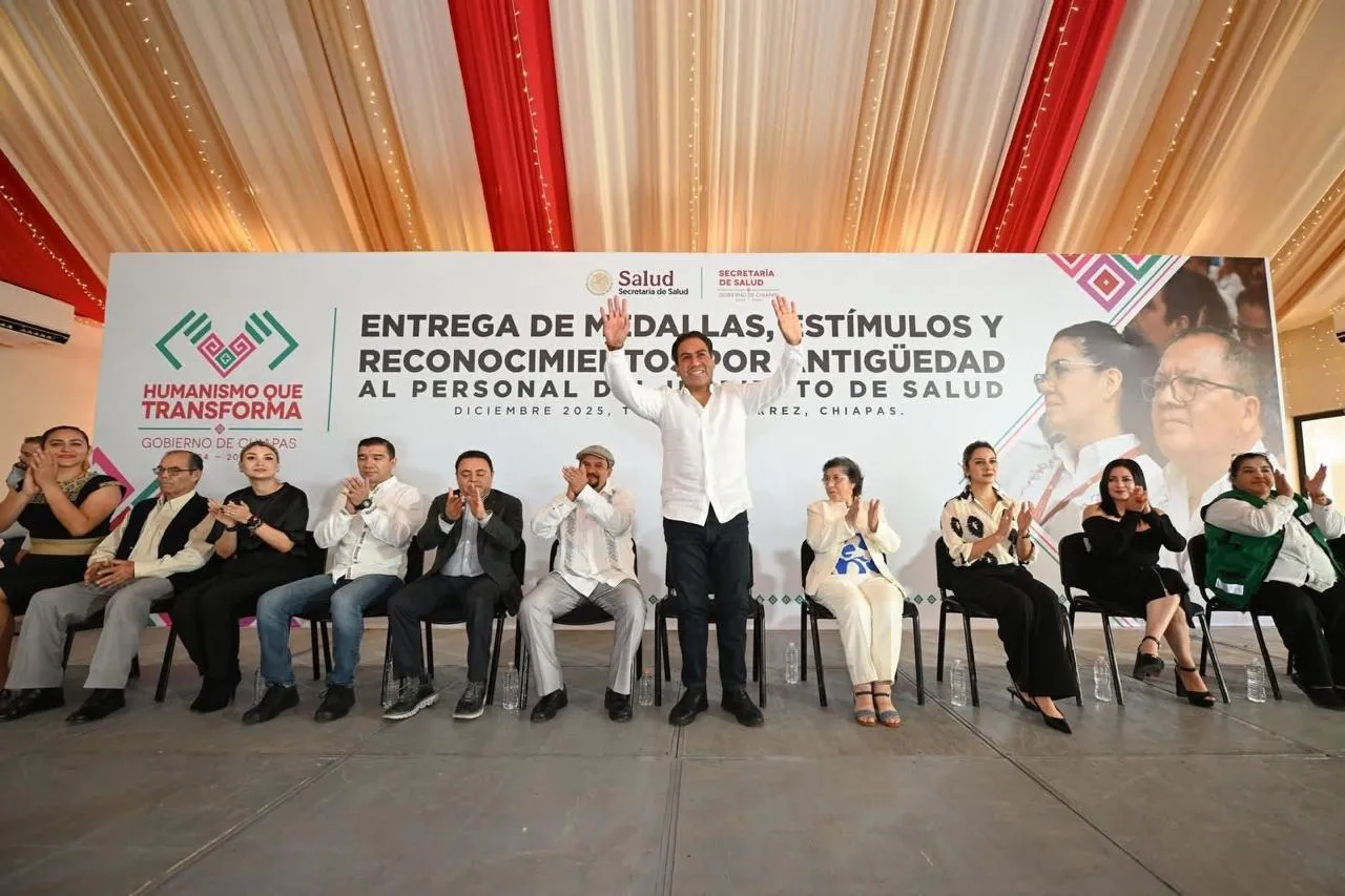 Entrega Eduardo Ramírez medallas, estímulos y reconocimientos por antigüedad al personal del Instituto de Salud