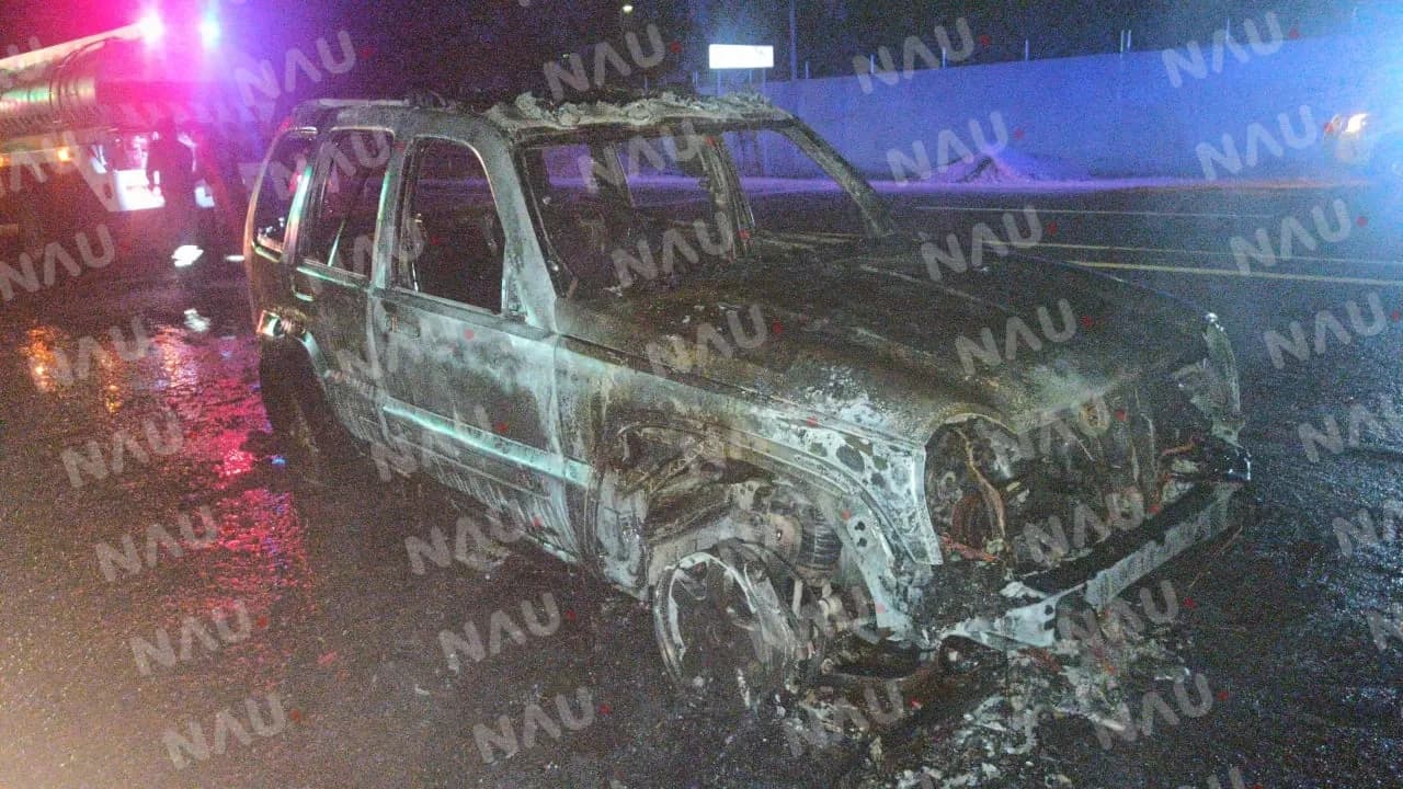 Se incendia un vehículo en la carretera Puerto Madero – Tapachula