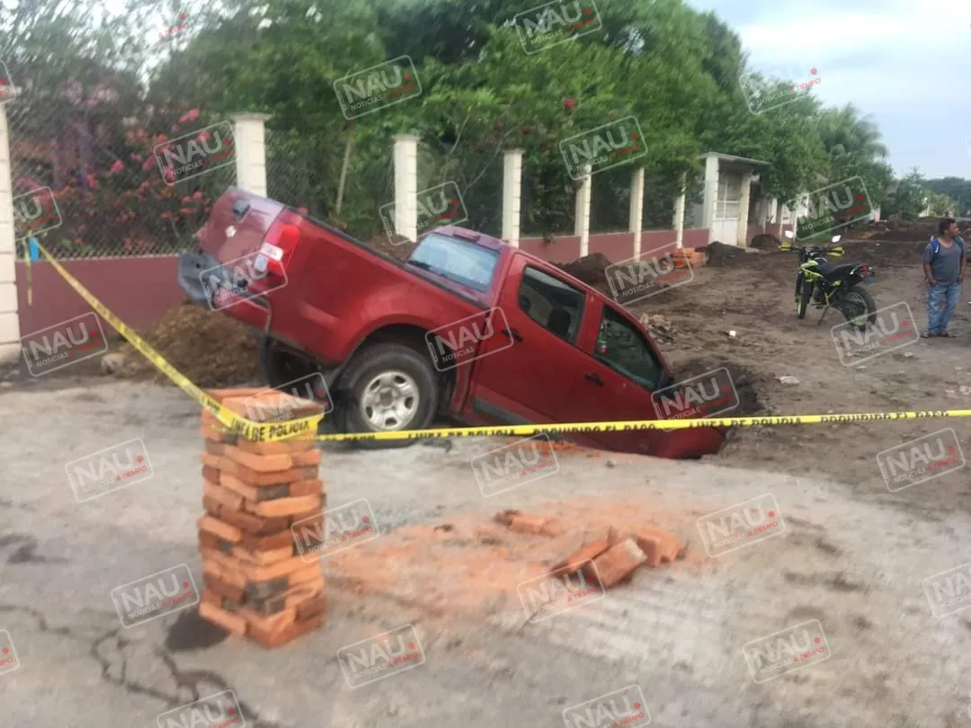 Por falta de señalamiento cae camioneta a un Drenaje