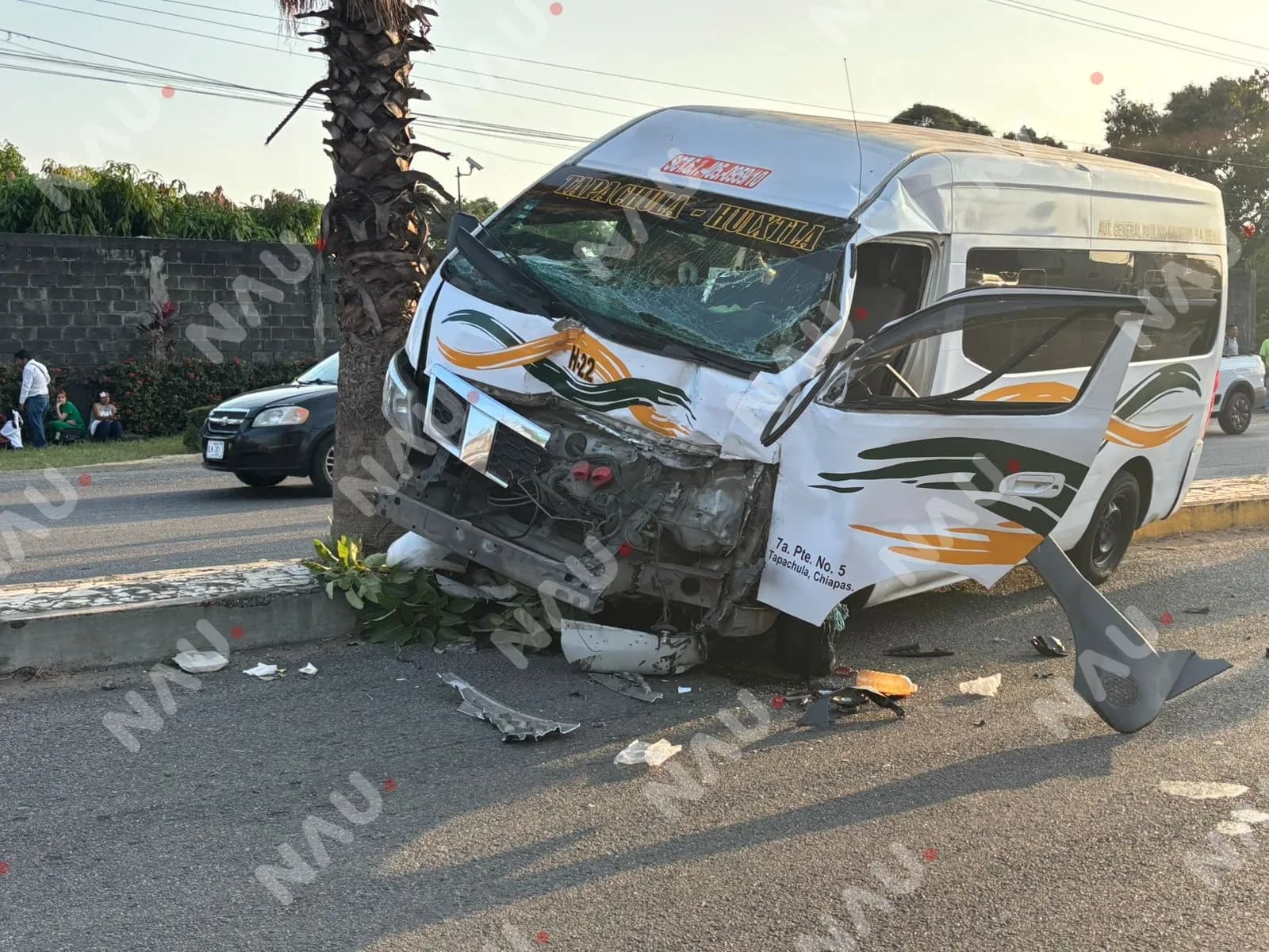 Maniobra imprudente causa fuerte accidente entre transporte público y camioneta en Tapachula; siete heridos