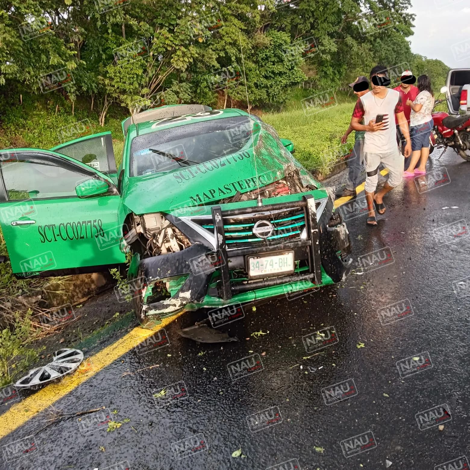 Falla mecánica ocasiona volcadura de un taxi en Mapastepec