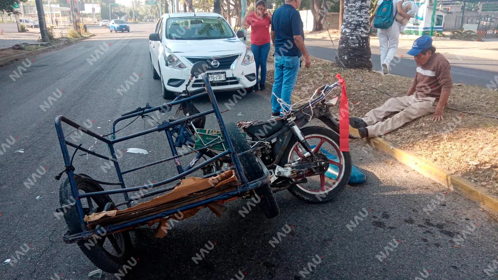 El conductor de un moto triciclo hizo corte de circulación a un vehículo