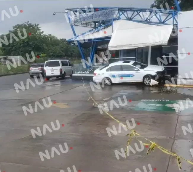 Vehículo de pasaje del aeropuerto se estrella con un edificio abandonado en el par vial