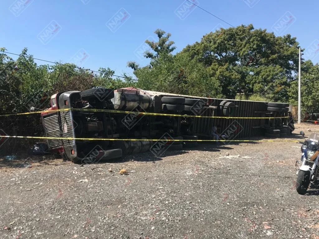Otro tráiler se vuelca en la curva del diablo en Huixtla