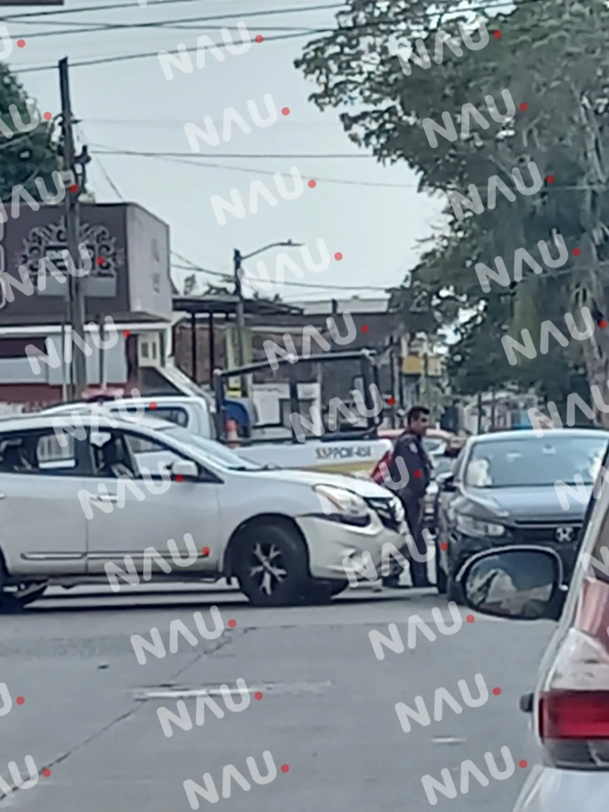 Solo daños materiales en choque entre camioneta y automóvil