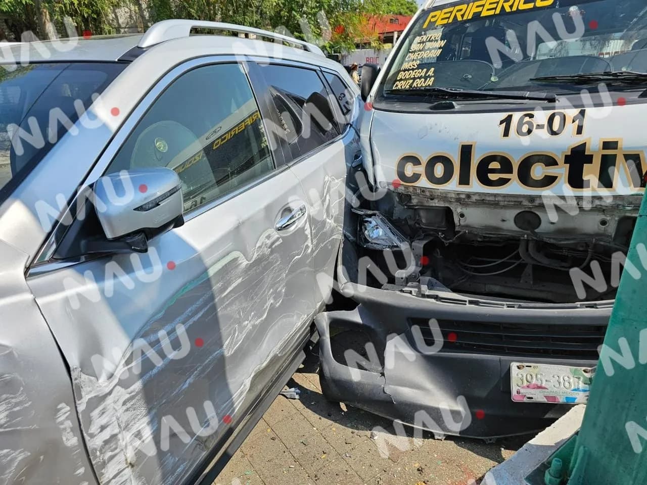 Se espantaron 12 pasajeros al chocar la unidad en que viajaban