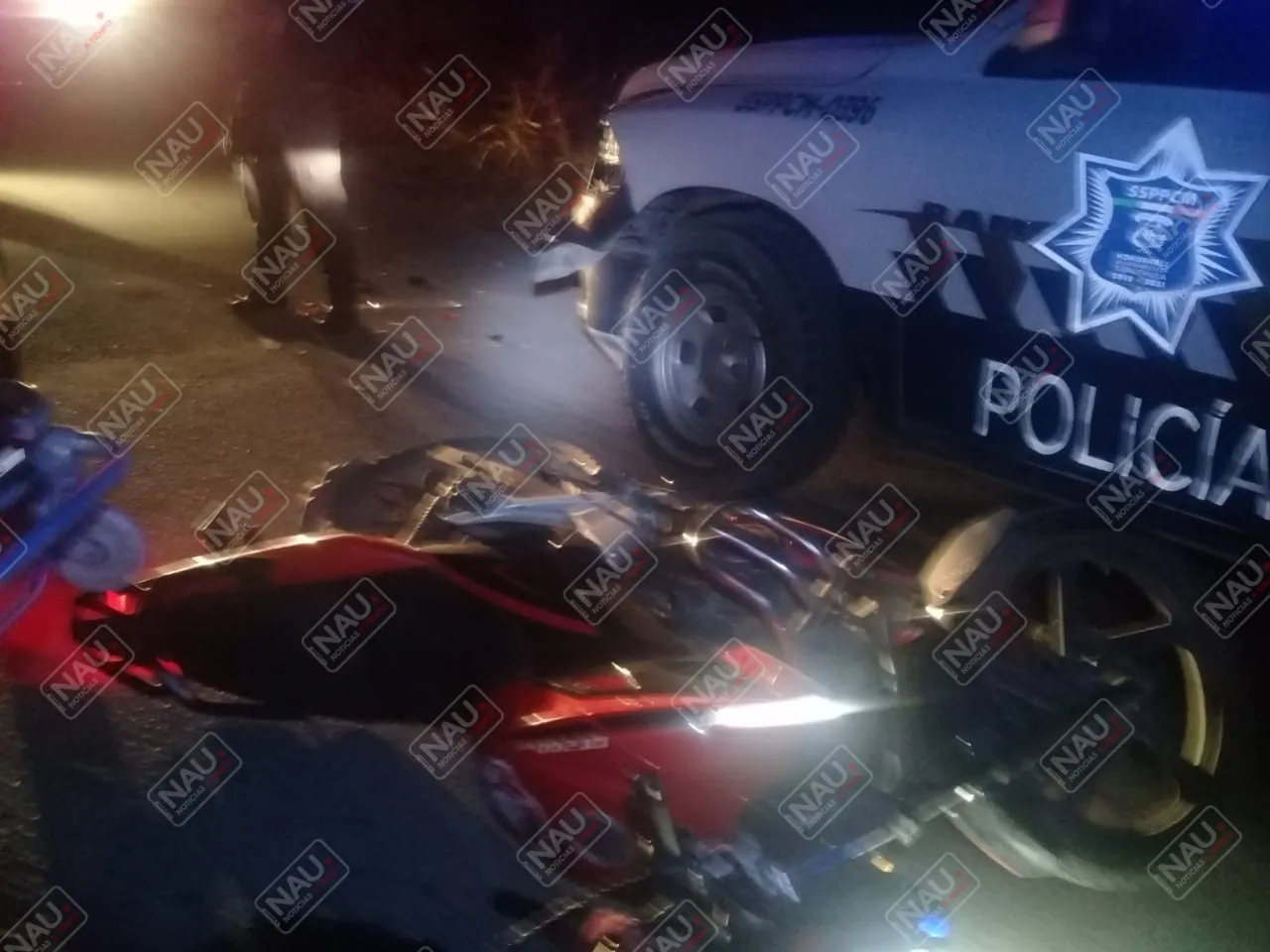 Empleado de una pollería chocó su motocicleta contra una patrulla
