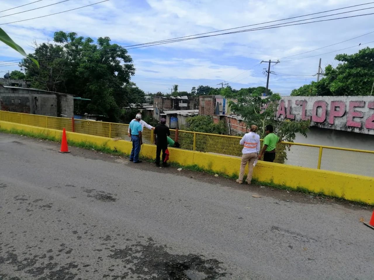 ACORDONAN Y REPARAN PUENTE DETERIORADO PARA EVITAR ACCIDENTES EN LA COLONIA SAN JOSÉ EL EDÉN