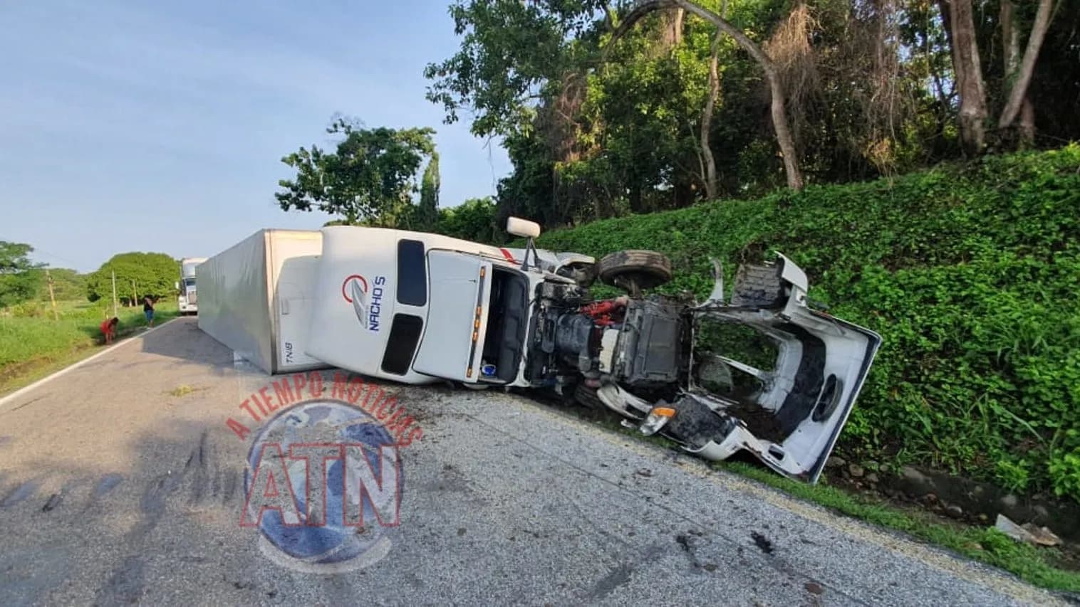 Vuelca tráiler cargado de Avon en Mapastepec