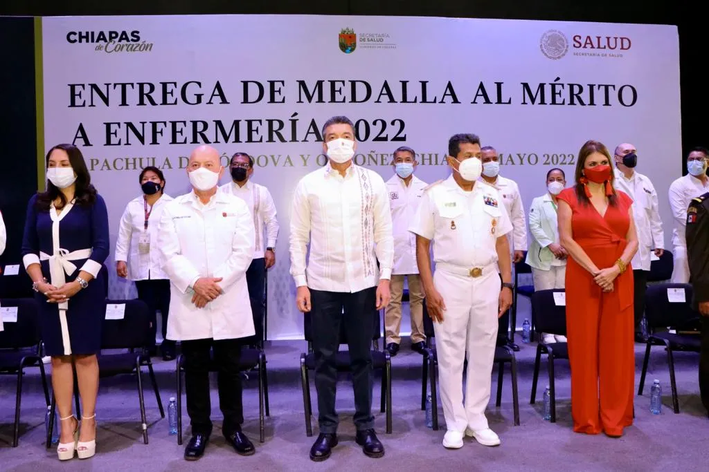 Encabeza Rutilio Escandón ceremonia de entrega de la Medalla al Mérito de Enfermería Chiapas 2022