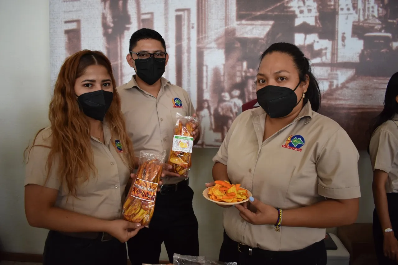 ESTUDIANTES UNIVERSITARIOS REALIZAN EXPOSICIÓN DE AGROALIMENTOS INNOVADORES EN TAPACHULA