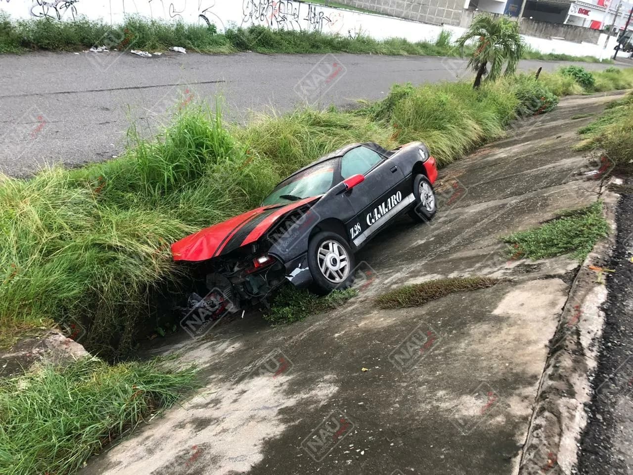 Camaro fue abandonado fuera de la carretera