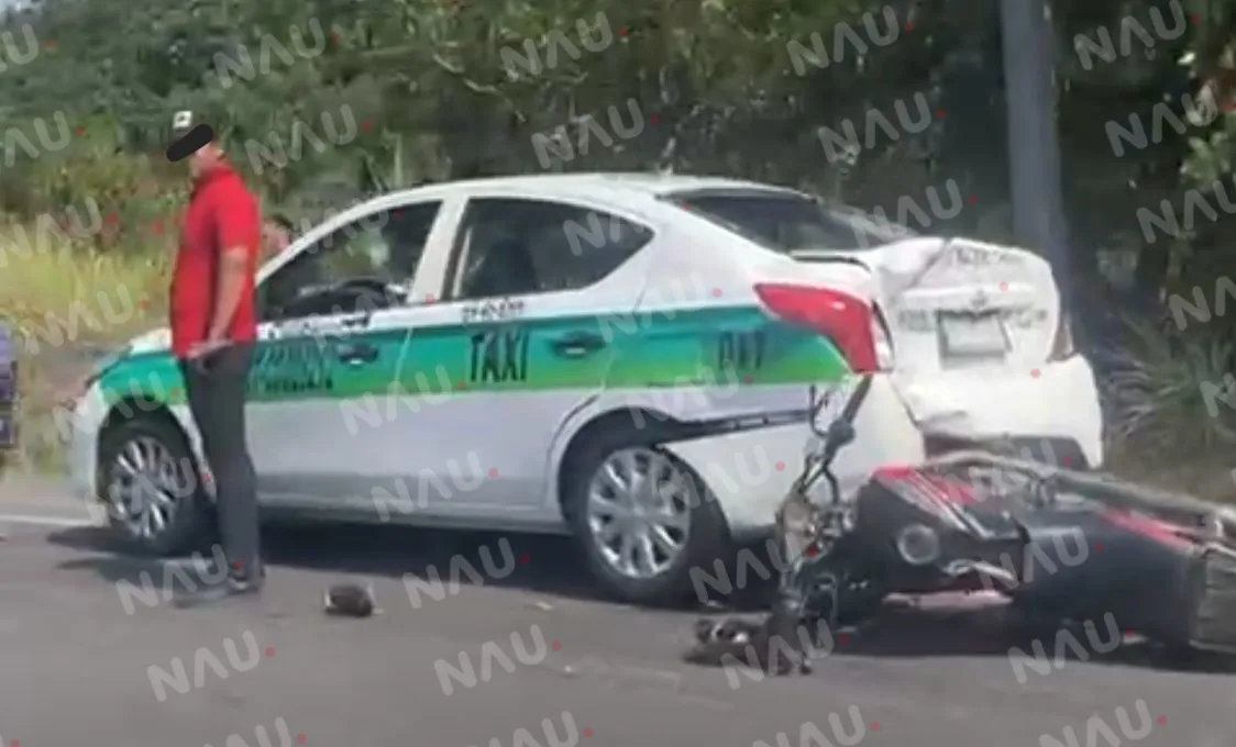 Motociclista se impacta contra un taxi en la carretera Tapachula – Puerto Madero