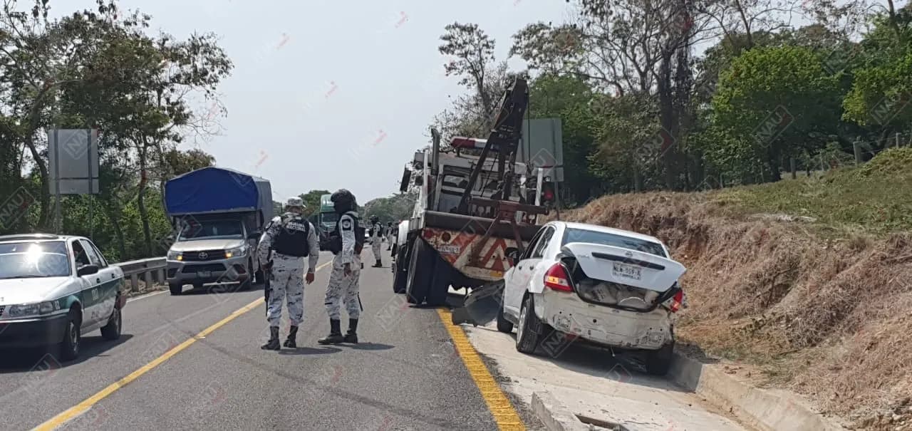 Conductor pierde el control y se estrella contra muro de metal de la carretera