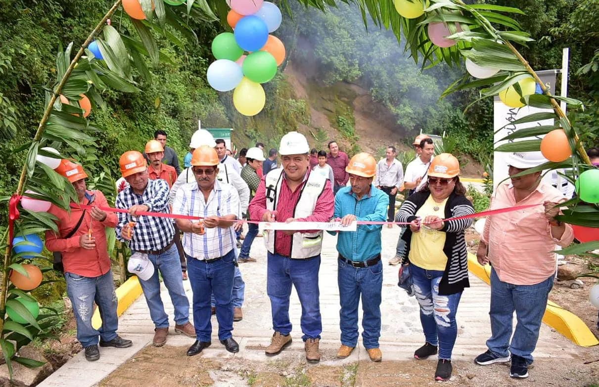 ALCALDE CARLOS EDUARDO SALAZAR GAM REALIZA 2 INAUGURACIONES DE OBRAS Y UN BANDERAZO DE INICIO DE OBRA EN LA PARTE ALTA DE HUIXTLA.