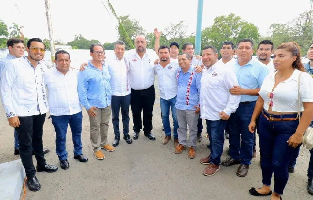 En Tapachula, Rutilio Escandón entrega paquetes para mejoramiento de vivienda a transportistas