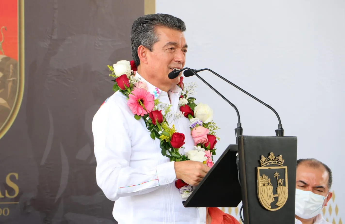Rutilio Escandón entrega cerca de 4 mil 500 láminas a familias de Tapachula afectadas en sus viviendas