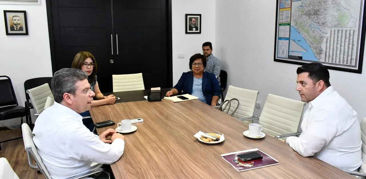 Se reúne Ismael Brito con delegado de la FGR y secretaria de Educación