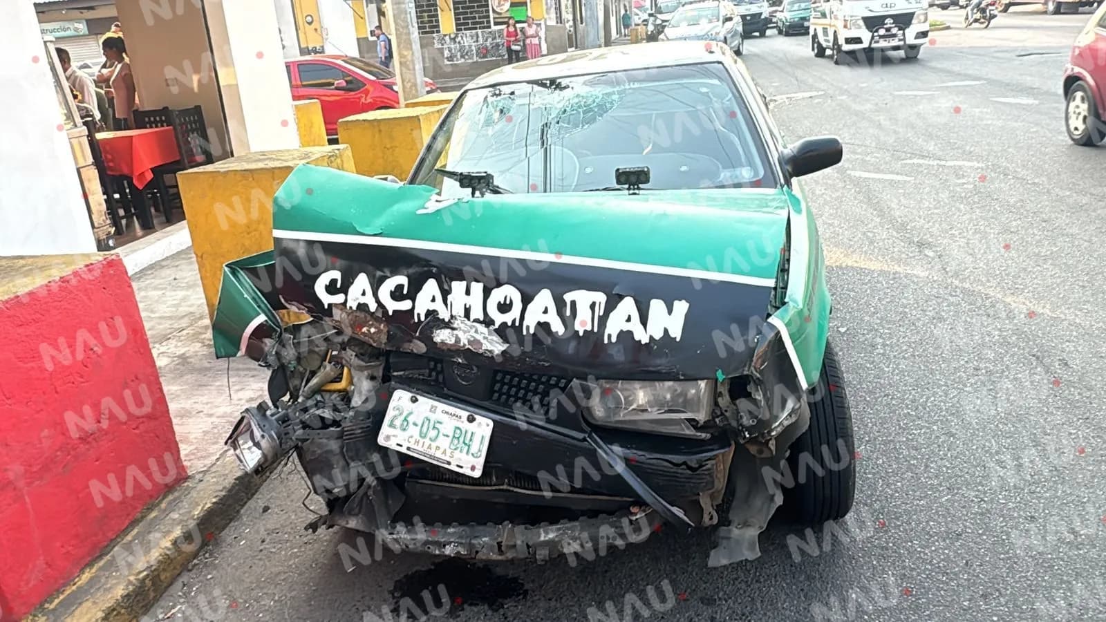 Choque entre taxi y particular deja 2 lesionados