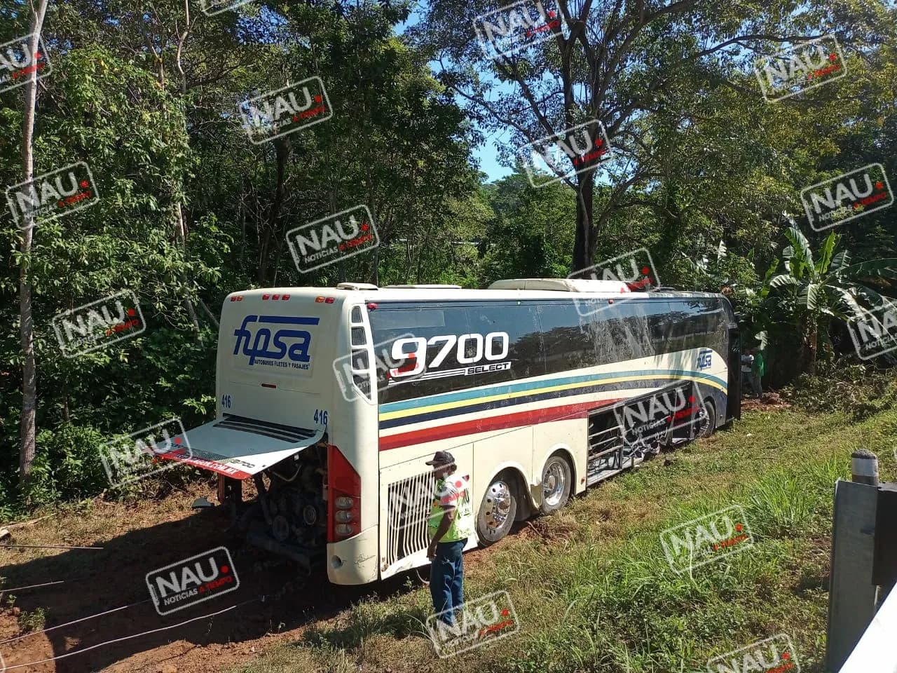 Tres lesionados en volcadura de autobús de Fletes y Pasaje en PIJIJIAPAN.