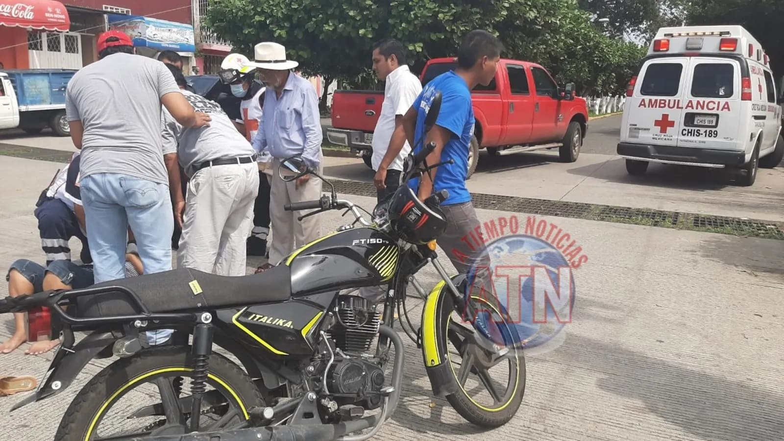 Dos lesionados al chocar vehículo contra motocicleta