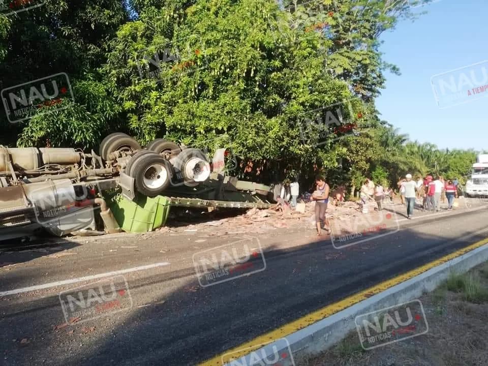 Vuelca tráiler cargado de losetas con destino a Tapachula