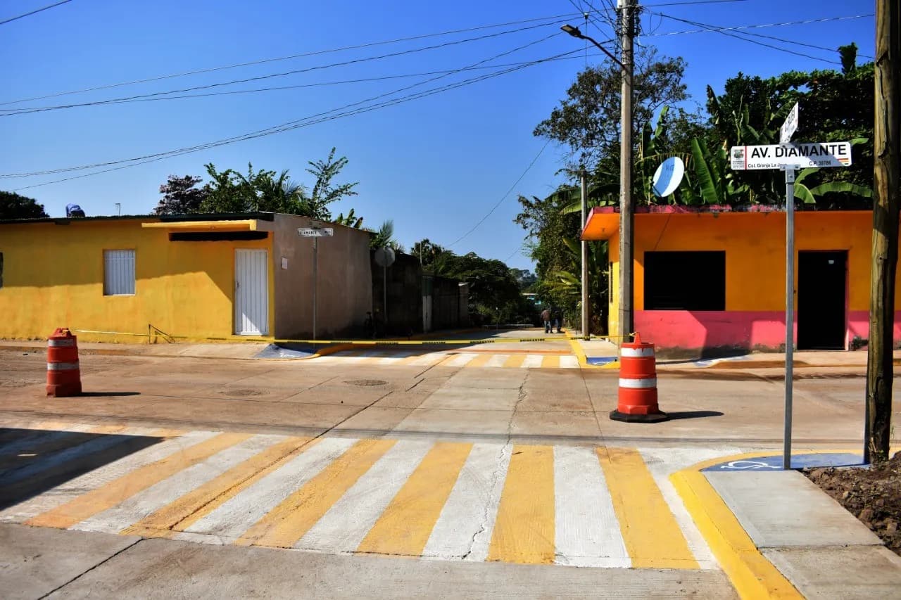 HABITANTES DE GRANJA LA JOYA RECIBEN DEL AYUNTAMIENTO OBRA DE PAVIMENTACIÓN MIXTA