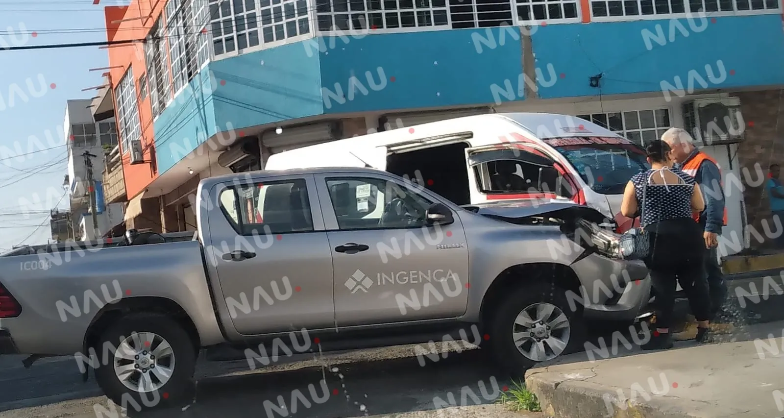 Camioneta hace corte de circulación a combi de pasaje