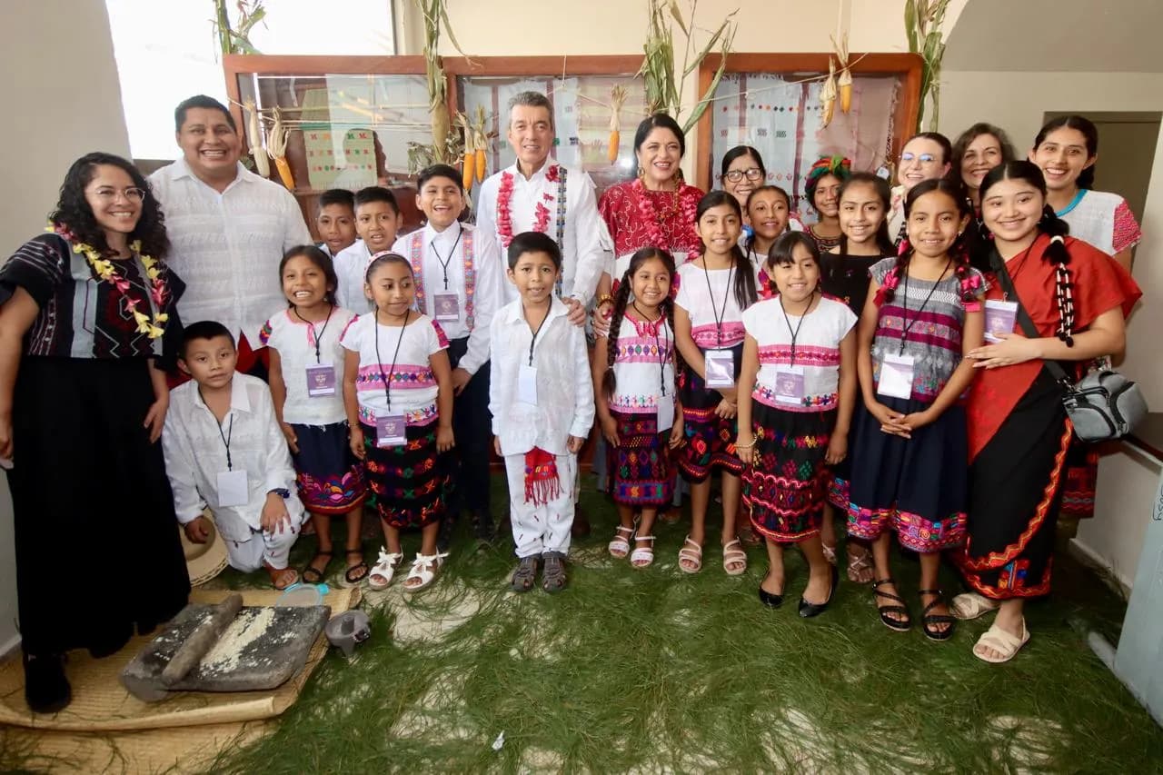 Rutilio Escandón y Alejandra Frausto reciben a niñas, niños y jóvenes de los Semilleros Creativos de Chiapas