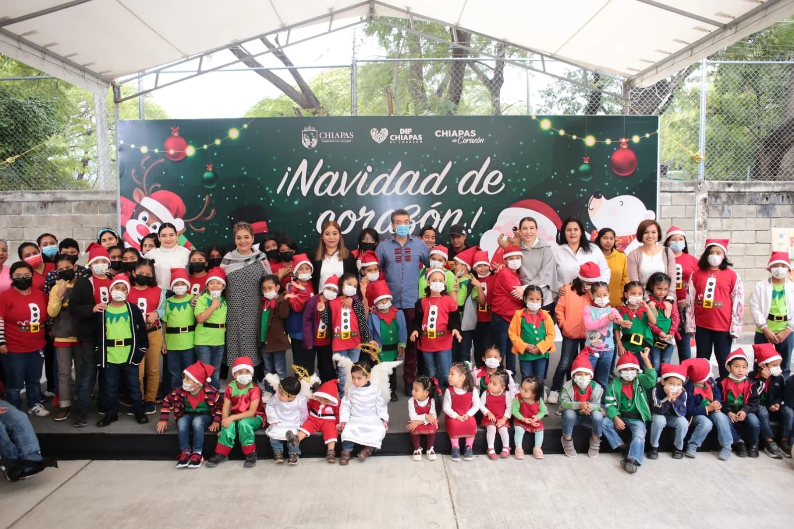 Rutilio Escandón celebra la Navidad y lleva regalos a niñas y niños de la Casa Hogar Infantil del DIF