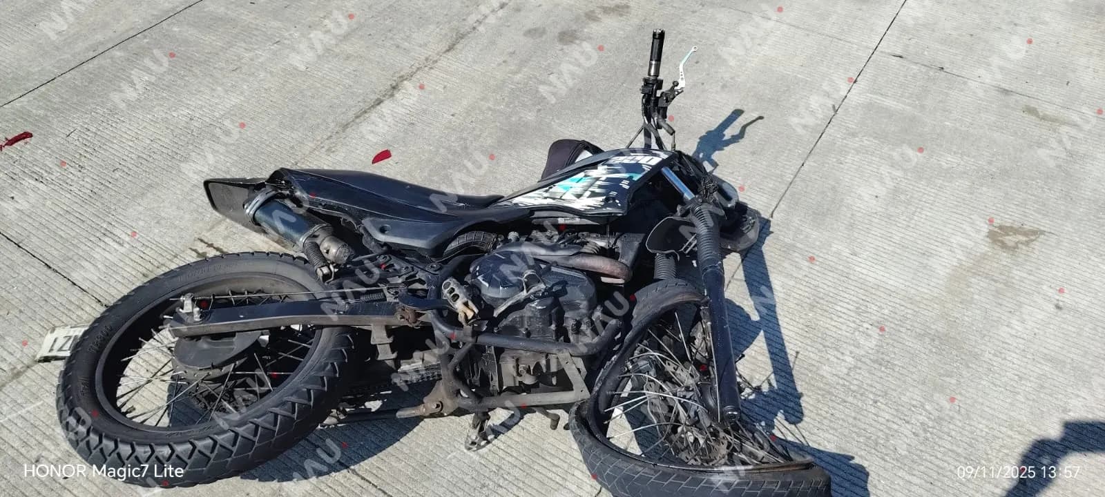 Motociclista resulta lesionado al chocar contra un vehículo en el centro de Tapachula