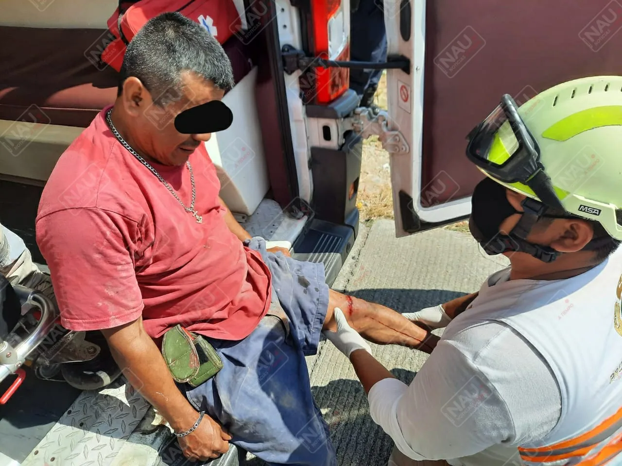 Motociclista con lesiones leves al ser impactado por un taxi