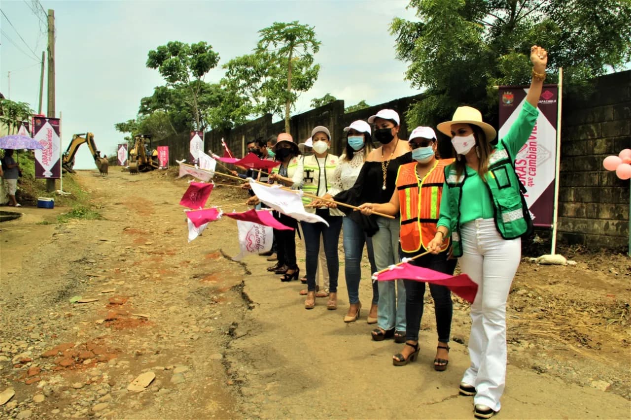 ROSY URBINA DA BANDERAZOS DE NUEVAS OBRAS EN LA COLONIA LUIS DONALDO COLOSIO Y EJIDO 20 DE NOVIEMBRE