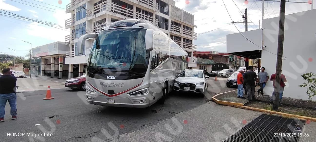 Choque entre camión de transporte y camioneta Audi genera caos vial en el centro de Tapachula
