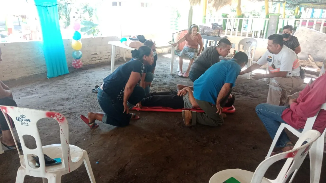 CAPACITAN A PRESTADORES DE SERVICIOS TURÍSTICOS DE LAS ESCOLLERAS EN PUERTO MADERO