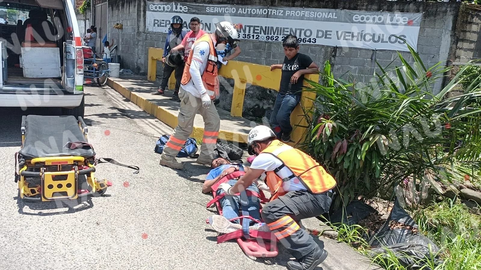 Presuntos elementos de seguridad pública municipal golpean y abandonan a una persona “Vídeo”