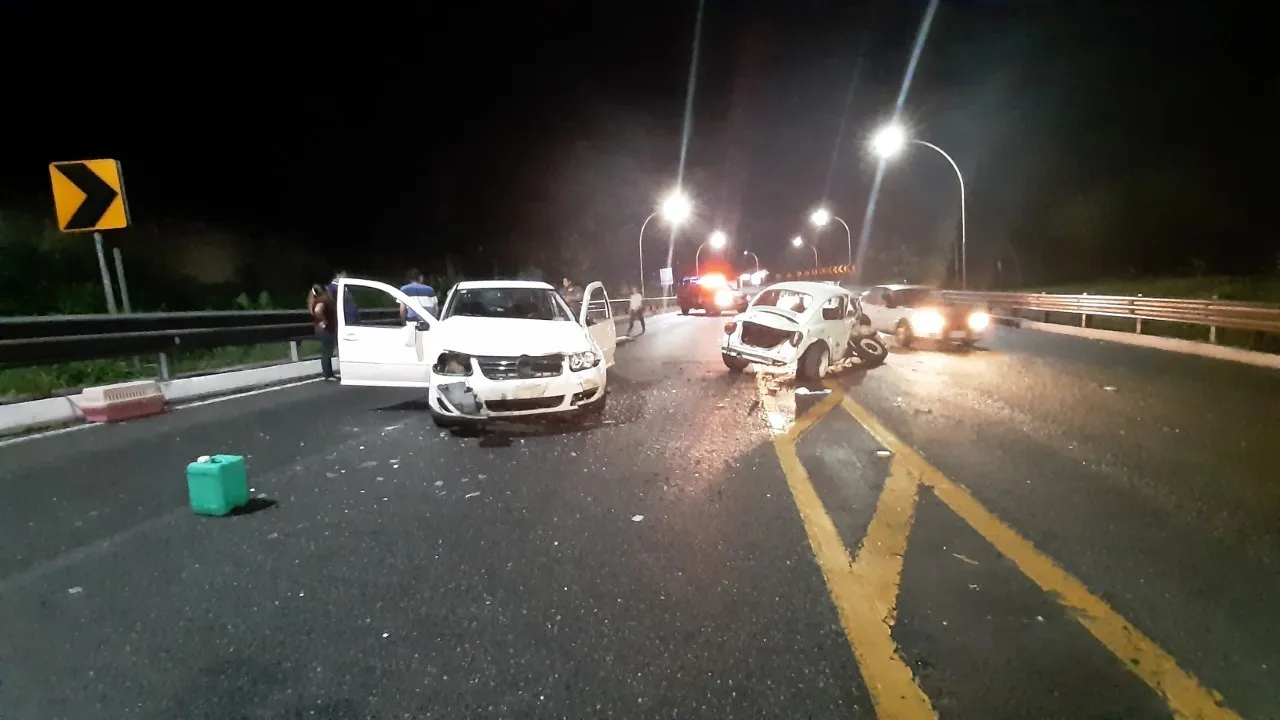 Accidente múltiple deja solo daños